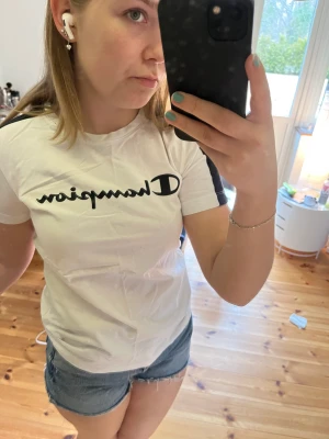Champion T-shirt  - Jag säljer denna Champion T-shirt för att den inte kommer till användning. Tröjan är i storlek S. Hör av dig för fler bilder!😃