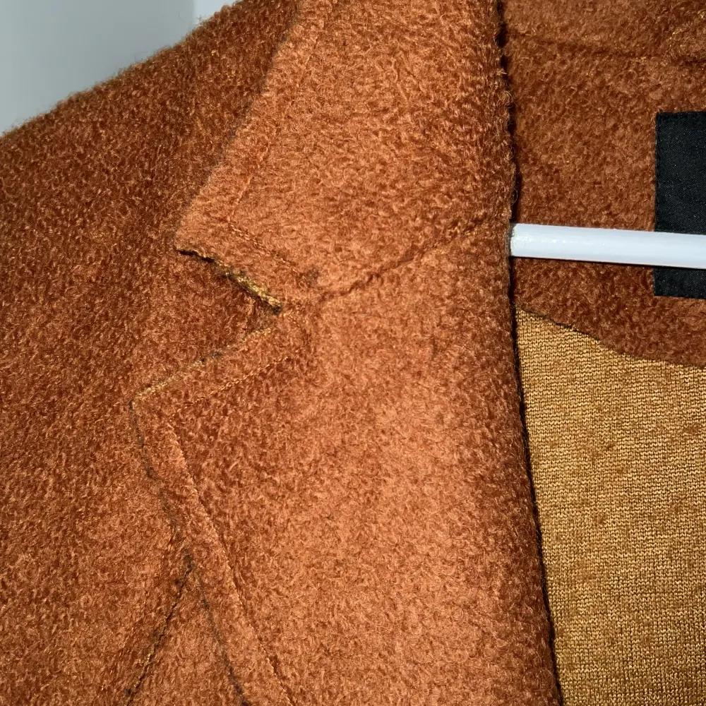 Orange/brun vår kappa, använd några fåtal gånger & i bra skick. Jackor.