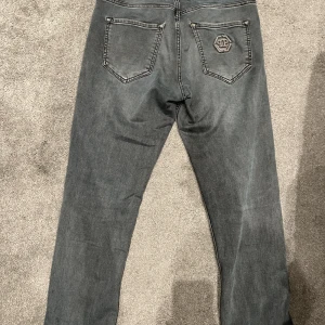 Philipp Plein jeans - Säljer dessa philipp plein jeansen för att jag änvänder dom inte dom är straight leg och har ett litet hål vid låret men man ser inte igenom skriv om ni har några frågor