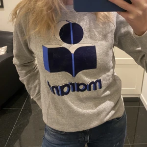 Isabel marant tröja  - Säljer min jätte fina Isabel marant tröja för den tyvärr inte kommit till användning, den är i väldigt bra skick och har inga synliga defekter🩷 tröjan går fortfarande att köpa eftersom den som vann budet var en oseriös köpare. Köp direkt för 1300