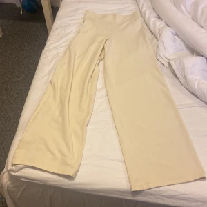 Beiga byxor - Från Gina tricot, storlek xs. Använda en gång.