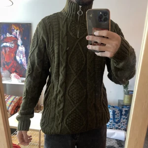 Grå stickad kabeltröja - En härlig grön tröja