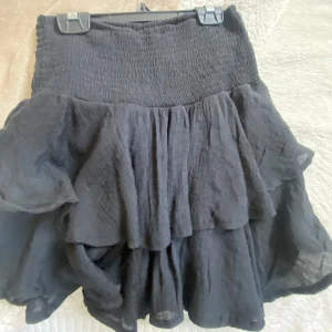 Kjol  - fin volang kjol, knappast använd . Går att använda som både kjol & topp ❣️