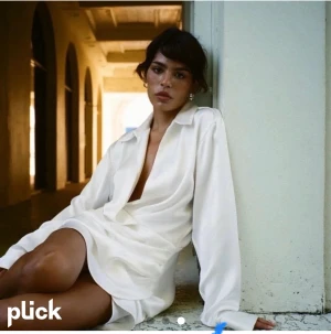 Klänning - Säljer min fina slutsålda zara klänning. Har använt den en gång och säljer den för den inte kommer till användning. Jag har storlek S i klänningar och denna passade strålande bra. Inga skador eller problem med den. Kan diskutera priset