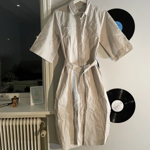 Skjortklänning - Superfin klänning med krage! Helt oanvänd med lappen kvar, skärp runt midjan i beige färg. Och den har fickor!!😁❤️orginal pris 1350kr
