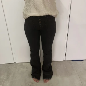 Svart/gråa boothcut jeans från zara - Jätte snygga booth cut jeans från zara, tyvörr för långa för mig, jag är 1,59 cm. 
