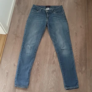 Levi's jeans  - Ett par jeans i mycket gott skick, har tyvärr blivit för små för mig.