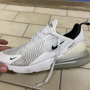 Nike air max skor - Vita Nike air max. Väldigt bra skick, inga hål eller så! Använda ett fåtal gånger. Ny pris 1700kr. Pris kan diskuteras!