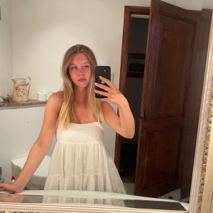 Zara klänning  - Säljer min drömmiga klänning från zara💗 