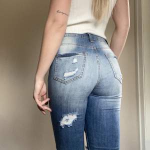 Jeans från Fashionnova, knappt använda. Det står att det är en storlek 3, skulle säga att dessa passar en medium. Bra i längden på mig som är 1.78 lång 💗