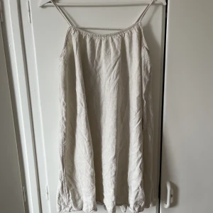 Klänning i linnetyg  - Klänning i linnetyg strl XS. Inget att anmärka på. 