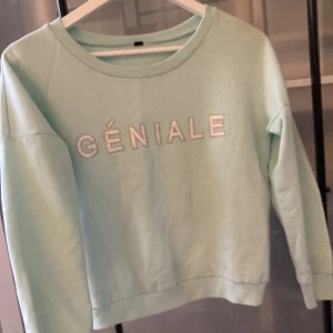 Tröja -  En så fin turkos tröja som är verkligen jätteskön! Knappt använd ⭐️