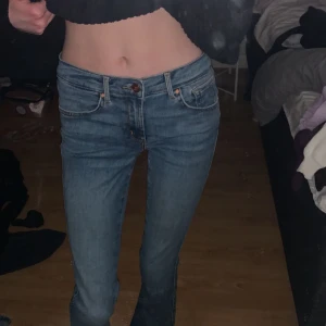 lågmidjade jeans  - säljer dessa super snygga blåa bootcut jeansen, super stretchiga och sköna, låga i midjan, innerbenslängden är ca 80 cm🩷 kom privat för bilder/ frågor