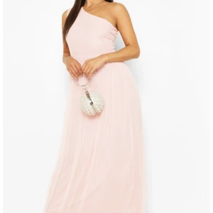 Balklänning  - One shoulder klänning. Nypris 540kr. Den är aldrig använd, prislapp sitter kvar. Jag kan absolut skicka fler bilder om det önskas. Väldigt fin rosa färg. Skulle säga att den passar bra till både S och XS. Den är lite genomskinlig 