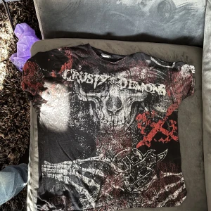 Crusty deamons t-shirt  - Crusty Deamons T-shirt i mycket bra skick. Storlek L men är som en XL 