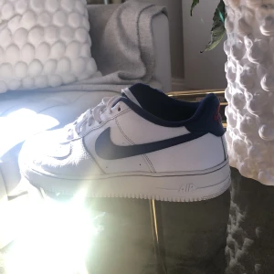 Nike air force 1 - Säljer mina Nike Airforce 1 då dom nu är för små. Köpta på restock för 2000kr Skick:7/10