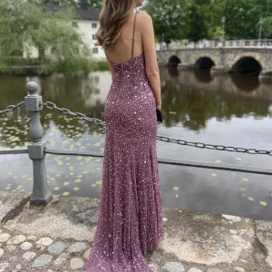 Balklänning - Säljer min balklänning, endast använd vid ett tillfälle💕 Jag är 175 cm och hade klackar på typ 8 cm. Några paljetter saknas på släpet men detta är inget man tänker på då det är väldigt mycket tyg där💕