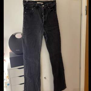 Säljer mina mörk grå Levi’s jeans i storlek 26 som jag tyvärr växt ut, Jag är 174 cm lång (se sista bilden). Storleken på byxorna skulle kunna jämföras med  XS eller ett litet S