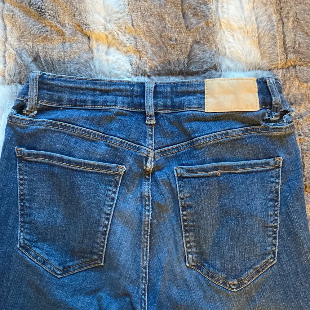 Super slim sara jeans, marinblå💙 Storlek: 38 För ett JÄTTE billigt pris 40kr!! då dom har två små hål (lätt att laga) vid midjan/bältet.. Jeans & Byxor.