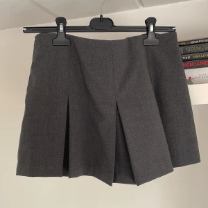 Zara kjol - Kort grå plisserad byxkjol från Zara i storlek S. Endast använd en gång. Köp sker genom plick❤️ Skriv för fler bilder!