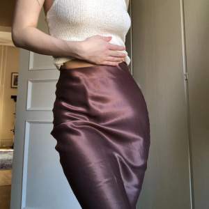 En lång satin kjol från Bershka med hög midja. Storlek XS, jag är 163 cm. Perfekt skick. Skickas mot frakt eller mötas i Malmö. 
