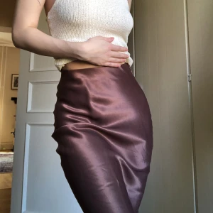 Satin kjol - En lång satin kjol från Bershka med hög midja. Storlek XS, jag är 163 cm. Perfekt skick. Skickas mot frakt eller mötas i Malmö. 
