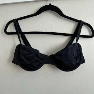 Bikinitopp L - Perfekta bikinitoppen enligt mig! Älskar denna men den är för stor för mig:( Passar typ 80B-80C om jag skulle gissa. Storlek L från Gina Tricot
