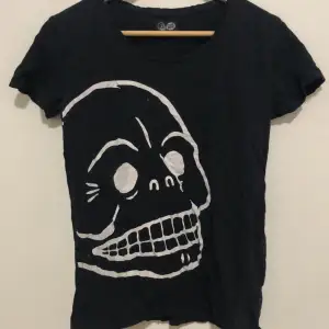 Svart t-shirt med tryck på skelett