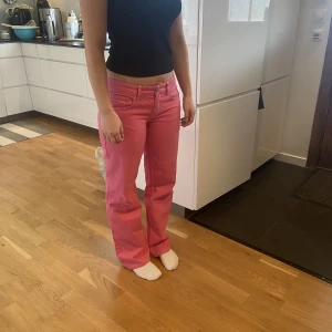 Rosa lågmidjade jeans - Säljer mina älskade älskade jeans då dom tyvärr inte passar längre. Så coola till våren och super lågmidjade. Midjemått: 40 x 2, innerbenslängd: 78💕 är perfekt långa på mig som är 170 (sista bilden) men sitter även så snygg på min syster som är 160💕