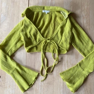 Croppad topp från SIMMI London - Croppad topp från SIMMI London i strl EUR34