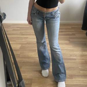Ett par jätte fina low waist jeans från LBT, midja: 87cm, innerben: 83. Köpte dom här på Plick, Aldrig använt pga att dom är förstora, bra skick, bara en liten skada vid fickan.