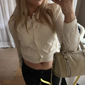 Zara tröja - Säljer denna jättefina zara tröja/kofta!!! Billigare pris vid snabb affär och/eller om du köper fler plagg från mitt flöde så får du billigare pris på plaggen❤️❤️