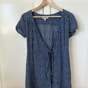 Blommig klänning från & other stories  - Blommig klänning från & other stories. Strlk 36. Jätte fin till sommaren som kommer! Bra skick! 