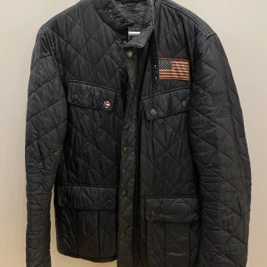 Barbour Vårjacka i strl M - Vårjacka i strl M, knappt använd och är i bra skick 👍🏼