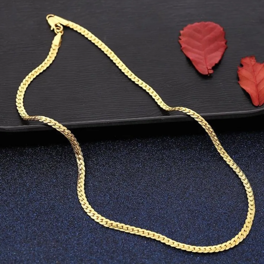 Elegant halskedja/ länk, halsband. 18 k guldpläterad.  Längd 60 cm Bredd 0,5 cm. Accessoarer.