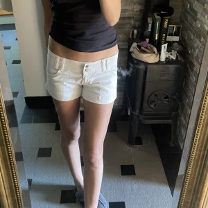 Vita lowwaist shorts - Vita lowwaist shorts från Only. Strl 36, passar mig med xs och 32-36 🫶🏽