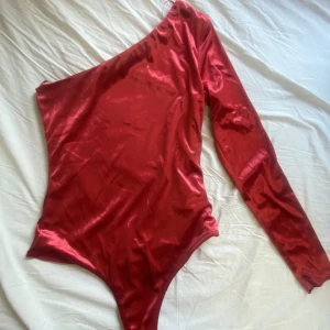 Body - Röd sammets body från bikbok, storlek s