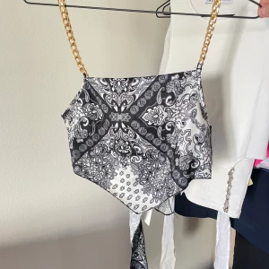 Knyt topp med guldkedjor - Prislapp kvar.