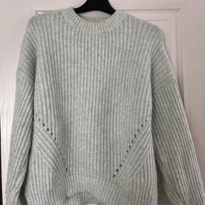 Stickad tröja  - Säljer denna mintgröna tröjan ifrån mango, använd få gånger så fint skick💕