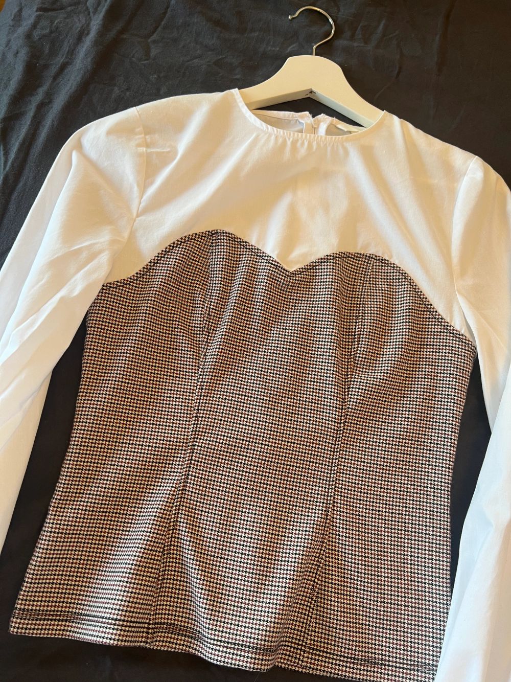 Jättefin elegant skjorta med korsett illusion från hm använd 2 gånger då den inte är min stil längre. Blusar.