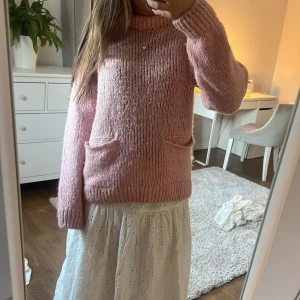 stickad tröja  - så fin stickad tröja från zara! barnstorlek men sitter lite oversize på mig med storlek s!