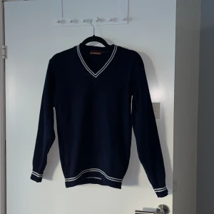 Tjocktröja - Tjocktröja till skoluniform inköpt i Nepal. Håller värme bra! Skulle säga att det är storlek medium. 