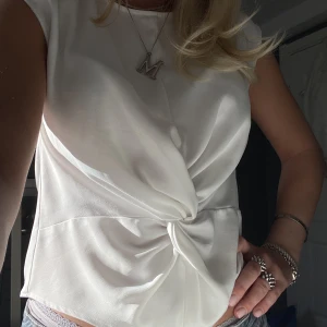 Sommartopp - Säljer min fina somriga tröja då jag behöver pengar! Som ny då den knappt är använd 