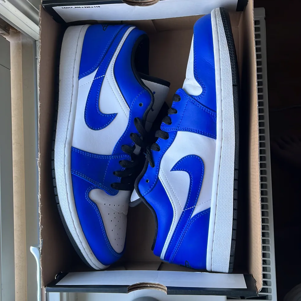 Tja, säljer nu mina grymt snygga Jordan 1 i ett mycket fint skick 9/10. Stl 44-45. Färgen är vit och blå. Bara att höra av sig för funderingar eller fler bilder. ;). Kengät.