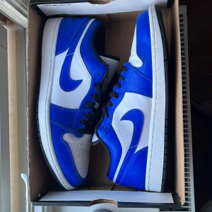 Air Jordan 1 Low ”Game Royal” - Tja, säljer nu mina grymt snygga Jordan 1 i ett mycket fint skick 9/10. Stl 44-45. Färgen är vit och blå. Bara att höra av sig för funderingar eller fler bilder. ;)