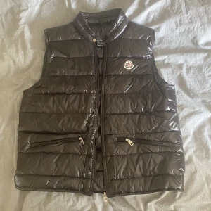 Moncler GUI väst svart - Snygg Moncler väst med NFC-scan. Moncler påse följer med. Skriv för mer bilder! Storlek 3