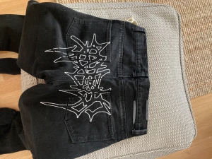 Sadboys Yung Lean Useless jeans Strl S - Sadboys x Drain gang jeans köpta från SBE hemsida  fler bilder finns. Strl Small  Säljer pga för stora för mig har xs / 32 158cm lång. Annars sjukt snygga går att ha som lowrise baggy fit. Hämta i Gbg eller skickas på posten.
