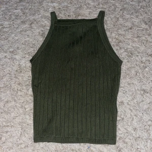 Linne från H&M - Säljer grönt ribbat linne från h&m i storlek XS. 