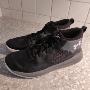 Under armour  - ✨💖Ett par Under armour. Annvända men bra skick. Säljer för att jag har vuxit ur dom💖✨