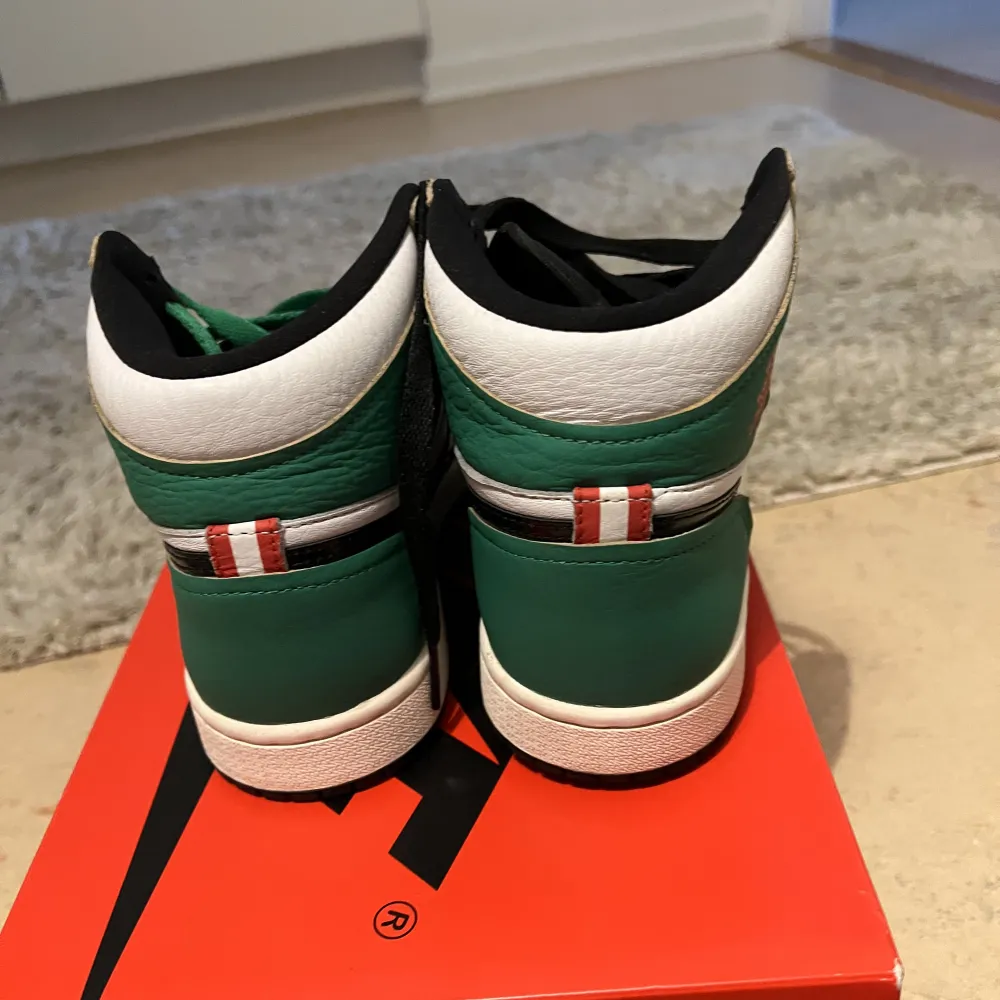 Jordan 1 high lucky green   Använda men i bra skick. Skor.